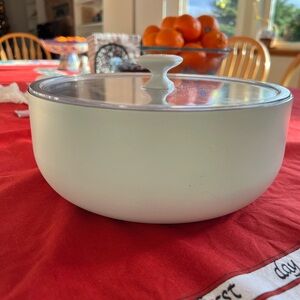 Pampered Chef insulated food serving bowl with Lid 2.5 quart